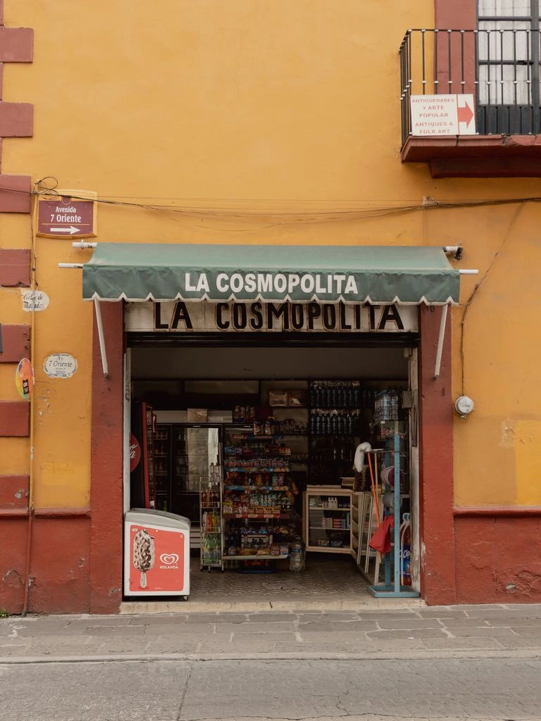 Propietaria de cadena de boutiques mexicanas revisando tableros ejecutivos en una laptop